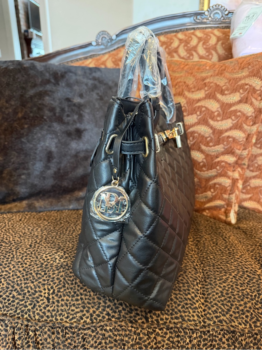 NWT Badgley Mischka a lack Quilted Tote with Gold Tone Hardware and Lock & Key - Picture 10 of 13